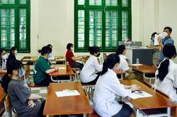 Học sinh làm bài thi môn toán để dự tuyển lớp 10 chuyên tin