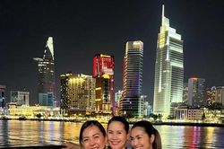 Tăng Thanh Hà ngồi du thuyền xem pháo hoa bên người bạn thân từng khiến cô khóc nức nở