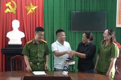 Chủ quán nước tìm trả lại tài sản cho du khách để quên