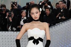Jennie Blackpink gây sốt khi đọ sắc cùng Song Hye Kyo tại Met Gala 2023