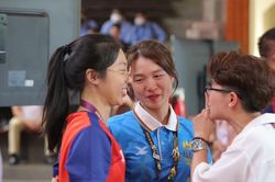 Cùng xem Tôn Nữ Hồng Ân, Phạm Thanh Phương Thảo nở nụ cười sau khi giành HCV SEA Games 32