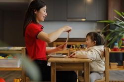 Trông trẻ ngày lễ, nhiều lao động thu về tiền triệu