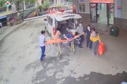 Người đàn ông nhập viên cấp cứu sau 10 ngày giẫm phải cọc gỗ dưới ao