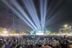 Cảnh tượng chưa từng có ở Campuchia, khi hàng vạn người hâm mộ ăn mừng ở công viên