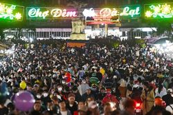 'Biển' người dạo chơi, ăn quà vặt ở chợ đêm Đà Lạt