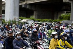 Trở lại Thủ đô sớm 1 ngày, người dân vẫn không thoát cảnh ùn tắc