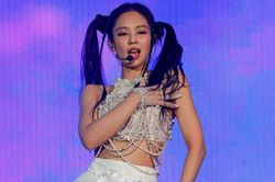 Sau hàng loạt chỉ trích về phong cách phản cảm, Jennie có động thái 'phòng thủ'
