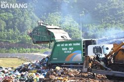 Vận hành hộc chôn lấp rác số 6 tại bãi rác Khánh Sơn