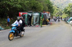 Lâm Đồng: Xe chở trà, cà phê bị lật trên đèo Bảo Lộc khiến ùn tắc kéo dài