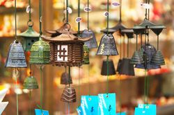 Tại sao không treo chuông gió ở đầu giường?