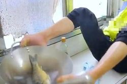 Dùng chân chăm sóc vợ và con mới sinh, người chồng khuyết tật gây xúc động mạnh