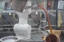 Robot 'học việc' phục vụ ở quán café bị lỗi, cư dân mạng bình luận cực hài hước