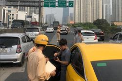 Hai ô tô cùng chiều va chạm mạnh trên đường Vành đai 3