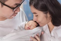 Người chồng Trung Quốc đỡ đẻ cho vợ nhờ một cuộc điện thoại