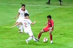Cú đạp gầm giày khiến Tuấn Tài nằm sân
