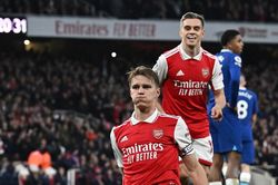 Thắng áp đảo Chelsea, Arsenal giật ngôi đầu bảng từ tay Man City, khiến Guardiola gặp áp lực cực lớn