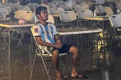 Xót xa khoảnh khắc fan Campuchia thất thần ngồi dưới mưa sau khi đội nhà hòa cay đắng ở SEA Games