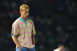 HLV trưởng của U22 Campuchia nói gì về việc ngồi im cả trận để Keisuke Honda đứng ra chỉ đạo?