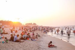 Biển Thuận An Huế đông nghịt người ngày cuối lễ