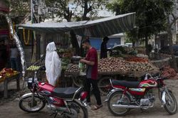 Lạm phát Pakistan tăng nhanh nhất châu Á, 'chiếm ngôi' Sri Lanka