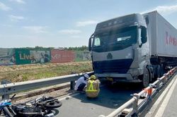 TPHCM: Kinh hãi cảnh xe container ủn văng dải phân cách, tông 2 xe máy