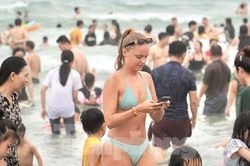 Du khách nước ngoài đổ xô đến Đà Nẵng