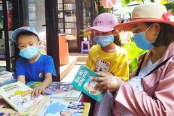 Đường sách TPHCM tấp nập trong kỳ nghỉ lễ
