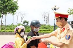 CSGT cửa ngõ thủ đô 'tiếp sức' người dân trở lại sau dịp lễ