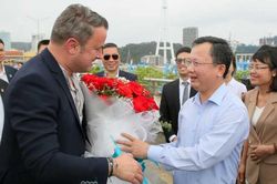 Thủ tướng Luxembourg tham quan vịnh Hạ Long, lái thử ô tô của Việt Nam