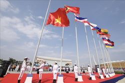 Quốc kỳ Việt Nam tung bay trong Lễ thượng cờ SEA Games 32