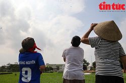 Hào hứng lội ruộng thi thả diều