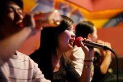 Hát karoke sau các cuộc nhậu, 'tưởng lành mà hại không tưởng': 4 tác hại nghiêm trọng với cơ thể