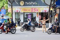 CSGT chốt trực phân luồng đón người dân trở về sau nghỉ lễ