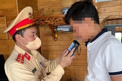 Vui chén rượu, lái tàu thủy 'méo mặt' nhận giấy phạt vi phạm nồng độ cồn