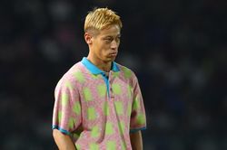 Phong cách thời trang cực chất của Keisuke Honda gây sốt ở SEA Games 32