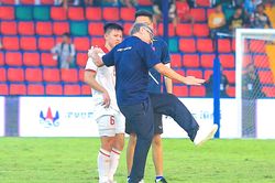 Cầu thủ U22 Việt Nam phản lưới, HLV Troussier dạy lại kỹ thuật ngay trên sân