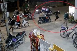 Điều tra nhóm đối tượng dùng hung khí đánh người ở cửa hàng tạp hóa trong đêm