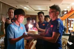 HLV Troussier bê bánh kem, hát mừng sinh nhật tiền đạo U22 Việt Nam