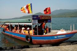Một du khách bị đuối nước khi đi thuyền ở chùa Hương Tích (Hà Tĩnh)
