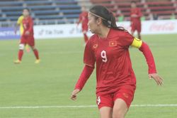 Khi Huỳnh Như sắm vai 'chim mồi' cho tuyển nữ Việt Nam