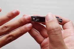 Cắt móng tay, hắt hơi,...90% mọi người làm sai