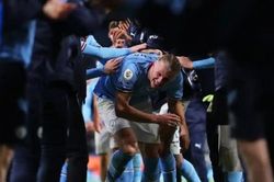 Erling Haaland tiết lộ đồng đội Man City chúc mừng kỷ lục ghi bàn đến... bầm lưng