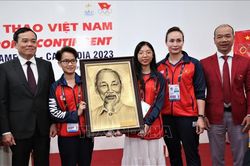 Phó Thủ tướng Trần Lưu Quang khích lệ tinh thần thi đấu của Đoàn Thể thao Việt Nam