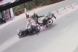 Clip: Phóng 'xe máy kéo' chạy ngược chiều gây tai nạn, tài xế rước họa vào thân
