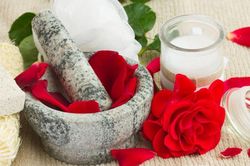 Bí quyết cho làn da không tuổi chỉ với nước hoa hồng