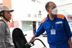 Giảm hơn 1.300 đồng, giá xăng RON95-III xuống mức 22.320 đồng/lít