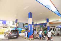 Giá xăng giảm sâu hơn 1.300 đồng/lít