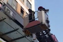Cảnh sát phá khóa, cứu bé trai 14 tuổi định nhảy từ tầng cao chung cư tự tử