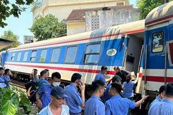 Tàu khách Bắc - Nam trật bánh tại Huế