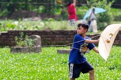 Trẻ em Hà Nội đội nắng thi thả diều
